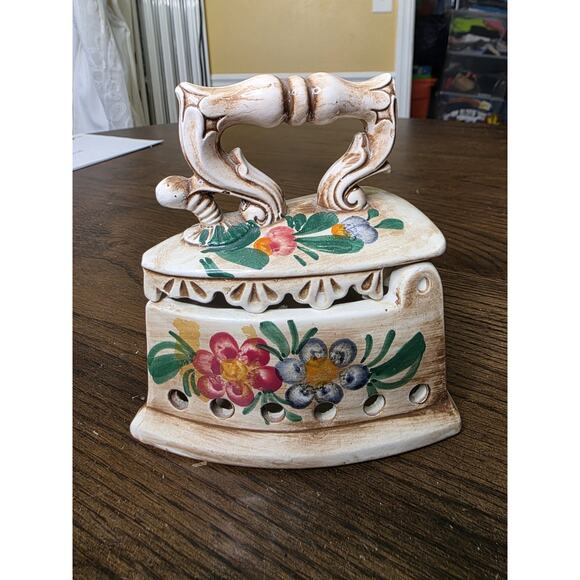 Vintage Delft Italian Ceramic Hinged Trinket Box in Hot Iron Shape Bassano Stamp - Picture 9 of 16